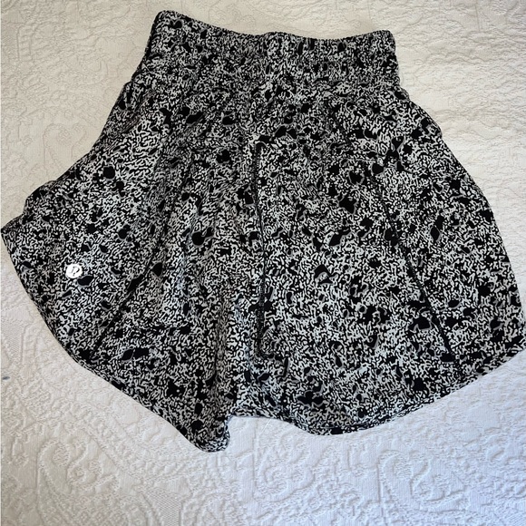 Lululemon Track That Mid-Rise Lined Short 5" - Picture 2 of 3